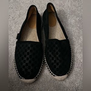 Old style Gucci shoes size 39.5 will fit a 9 to 9.5 . Only worn 3 times.